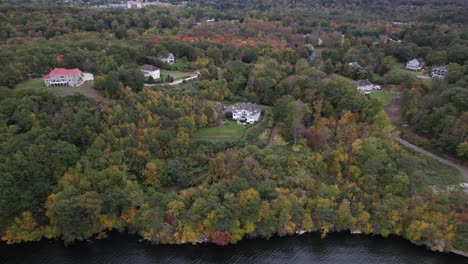 Haus-Mitten-In-Einem-See-Mit-Paranomischer-Aussicht-Auf-Bunte-Bäume-Im-Herbst,-Wo-Sie-Frieden-Und-Ruhe-Finden,-Eine-Perfekte-Kulisse-Für-Einen-Film