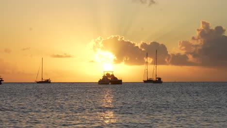 Catamarán-Moviéndose-En-Aguas-Tranquilas