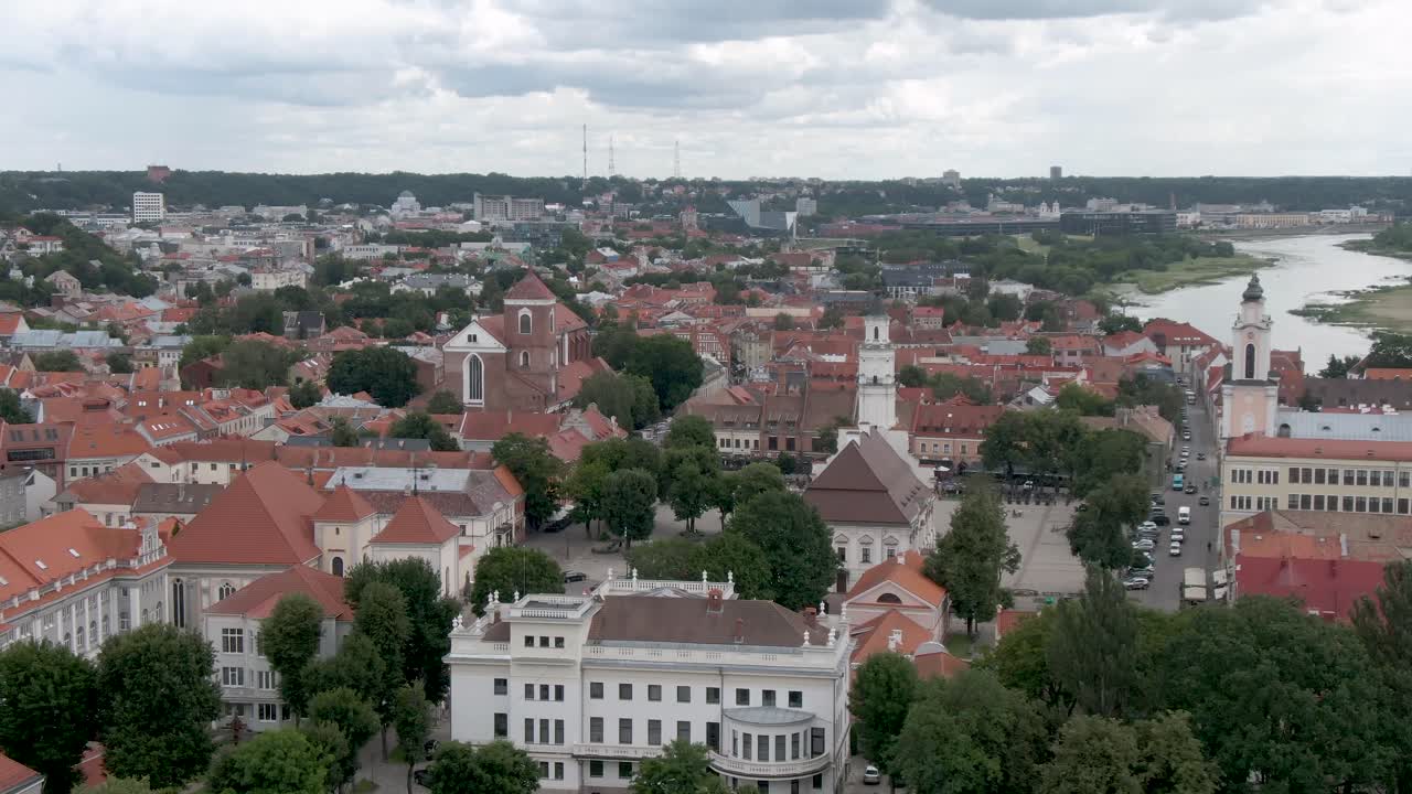 Krásné panorama starého města Kaunas s kostelními věžemi a radnicí.