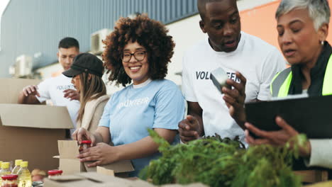 Gente-Feliz,-Voluntariado-Y-Trabajo-En-Equipo-En-La-Caridad