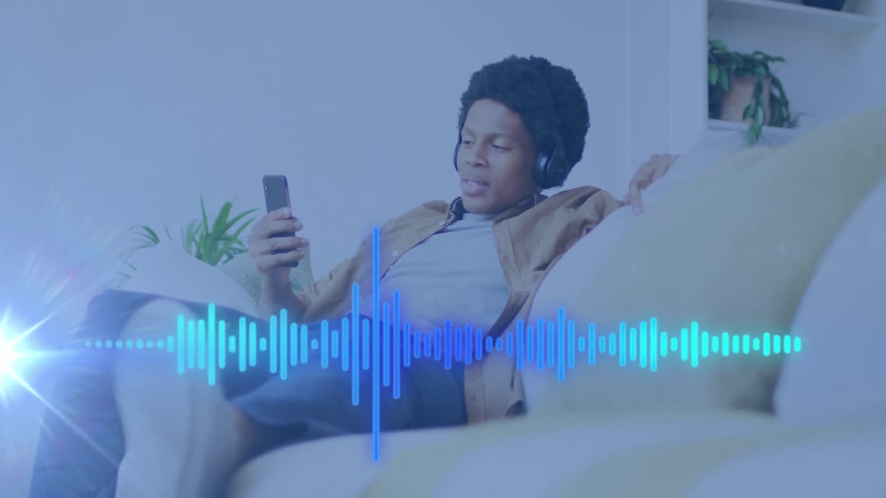 animación del procesamiento de datos sobre un hombre de negocios afroamericano que usa un teléfono inteligente