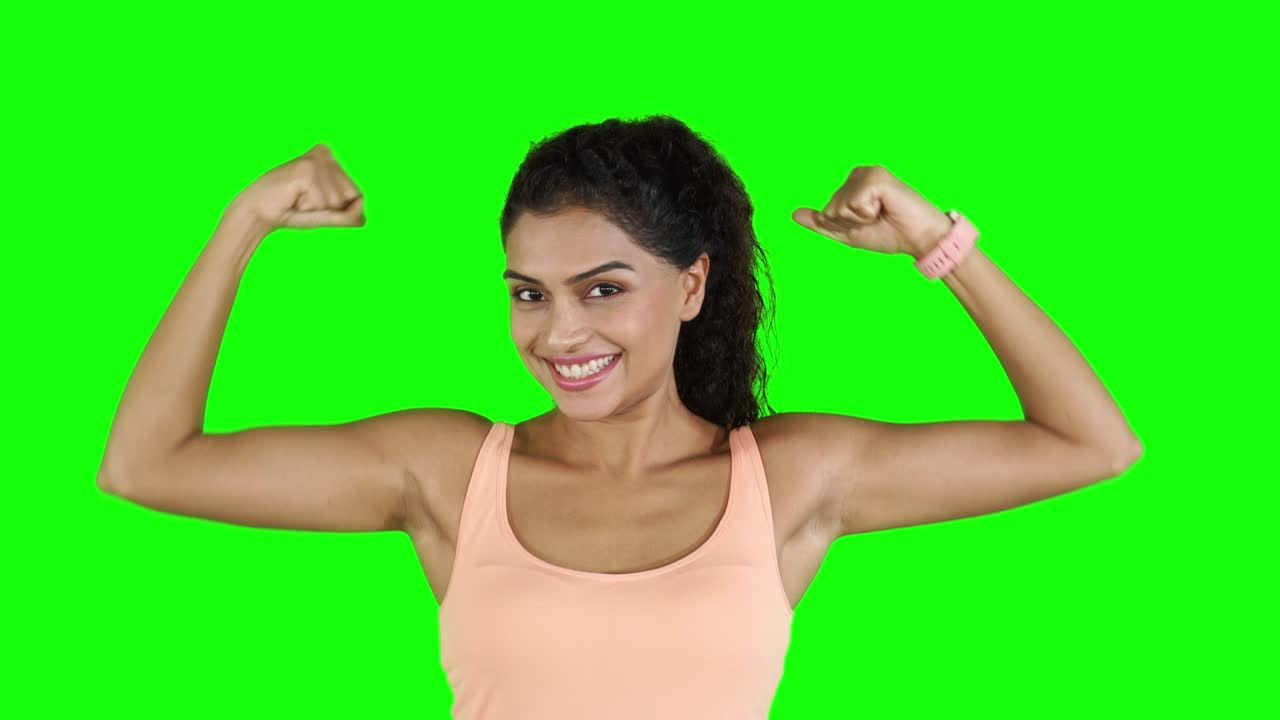 una joven fuerte mostrando sus músculos.