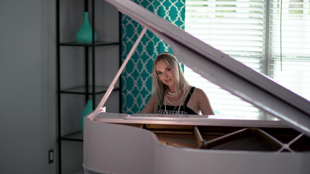 귀여운 코켓 스타일의 모델이 장난스럽게 포즈를 취하고 미소 짓고 카메라를 지나갑니다.