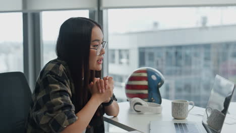 Friendly-freelancer-talking-laptop-at-flat-close-up.-Gesturing-woman-explaining