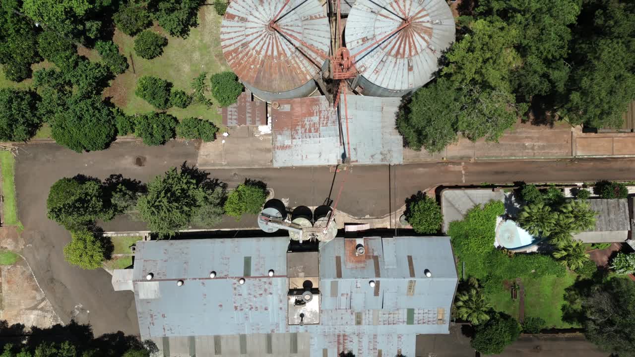 드론으로 찍은 곡물 공장의 공중 사진입니다.