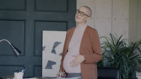 pregnant businesswoman working in office