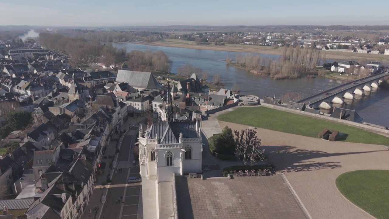Una vista aérea cercana de la torre redonda y los muros de piedra del Castillo de Amboise sobre los tejados de la ciudad