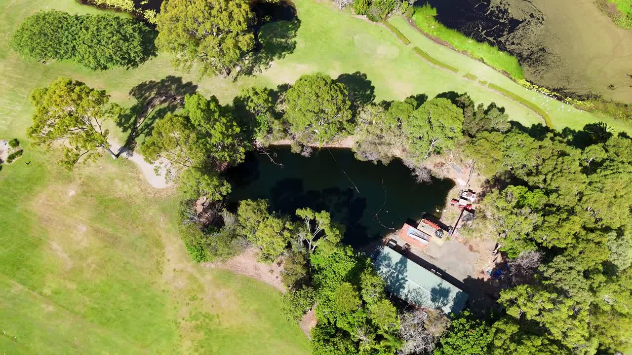 호수 와 울창 한 나무 들 이 있는 골프 코스 의 공중 풍경