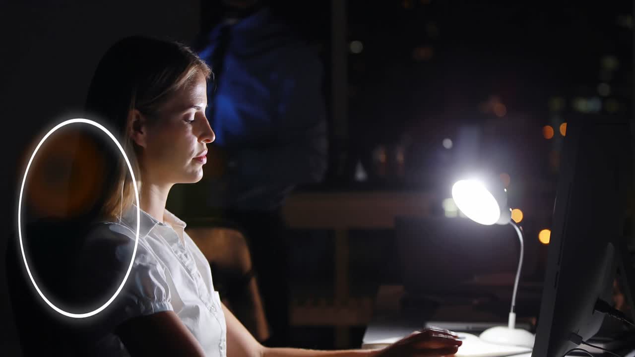 사무실에서 일하는 다양한 비즈니스 사람들에 대한 아이콘과 데이터의 애니메이션