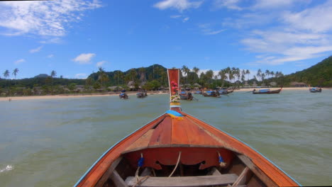 cámara lenta | pov en barco en tailandia mirando a la playa