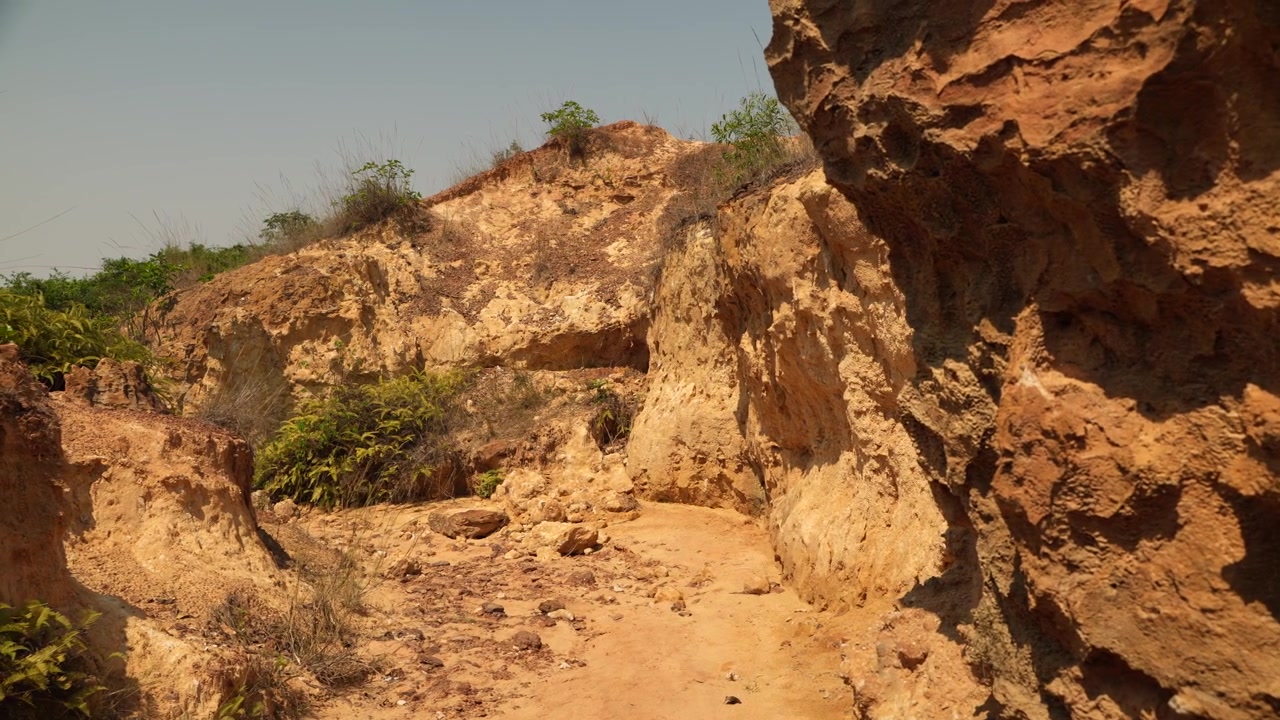 Canyon naturale, profondo e con terreno rosso, situato lungo il fiume Shilabati vicino a Garhbeta nel distretto di Paschim Medinipur, nel Bengala Occidentale. È una popolare meta turistica.