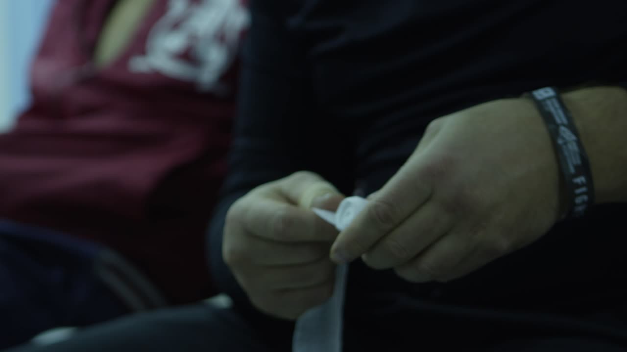 손을 붕대로 감싸고 있는 사람