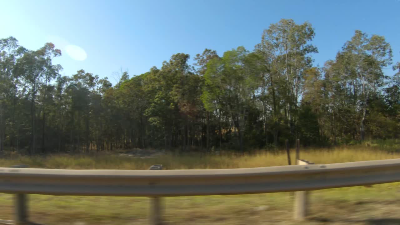 Punto di vista di guida (POV) rivolto a sinistra su tranquille strade di campagna australiane - ideale per la sostituzione dello schermo verde in scene interne di auto.