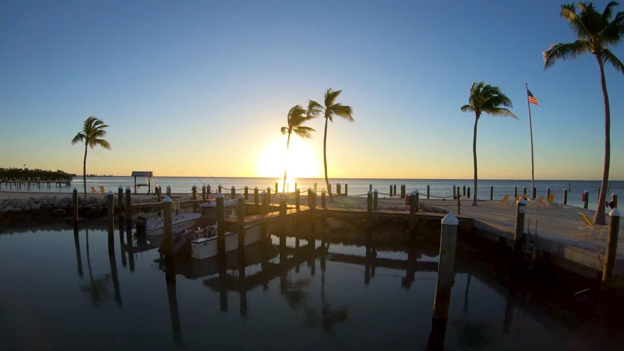 Riprese aeree della Marina di Islamorada durante una bellissima alba.