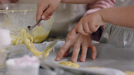 Kleines-Mädchen-Hilft-Mutter-Beim-Backen-In-Der-Küche,-Legt-Keksteig-Auf-Ein-Tablett-Und-Bereitet-Zu-Hause-Ein-Hausgemachtes-Rezept-Zu,-Während-Mutter-Am-Wochenende-Ihre-Tochter-Unterrichtet