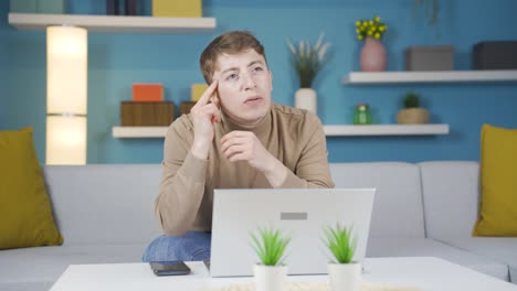 Un-Adolescente-Nervioso-Y-Pensativo-Está-Usando-Una-Computadora-Portátil.