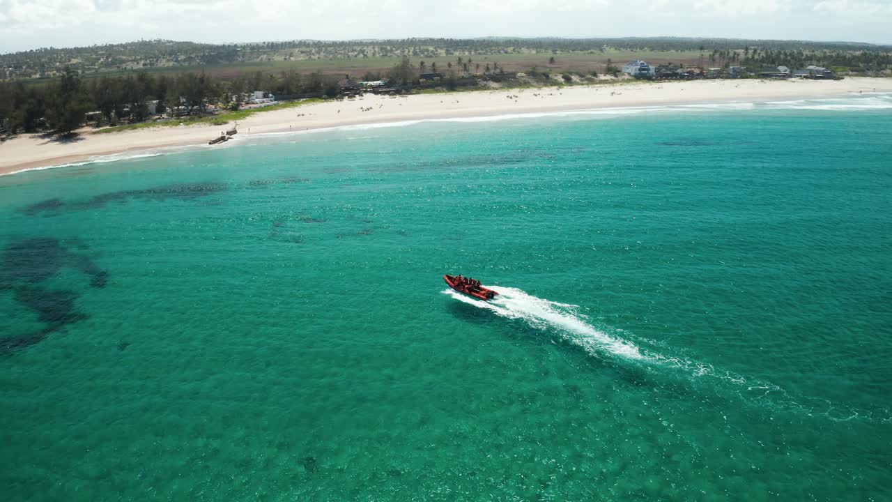 모잠비크 토포 해변에 스쿠버 다이빙 보트를 따라 드론 샷