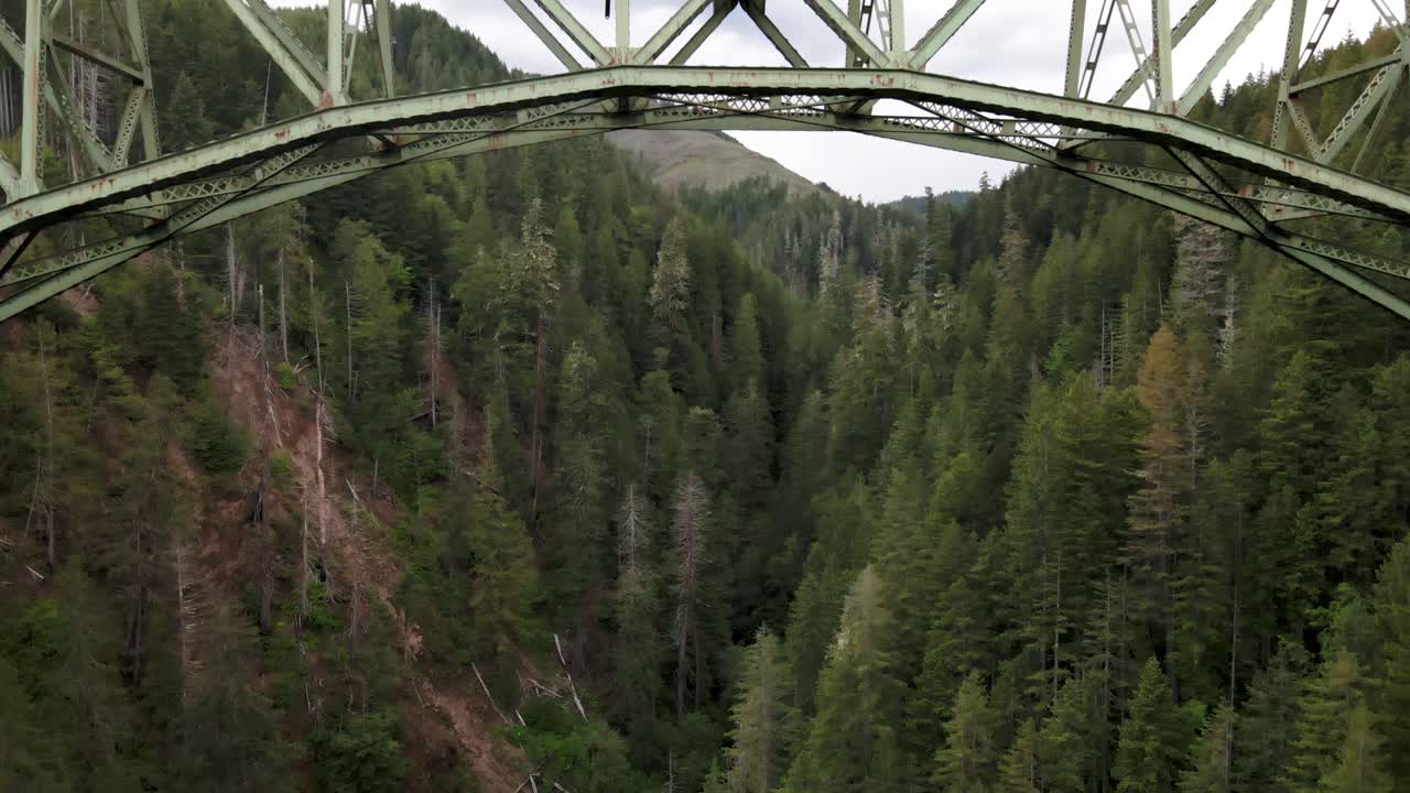revelando un gran puente desde la perspectiva de un dron, cinemático 4k 60 fps de un puente de acero alto en washington
