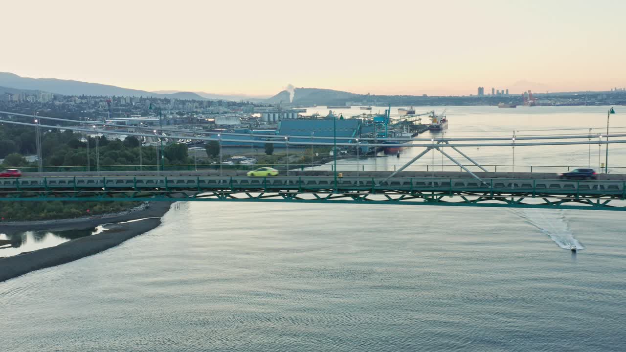 일몰 동안 캐나다 밴쿠버의 라이온스 게이트 브리지에서 운전하는 자동차 - 무인 항공기 공중 촬영