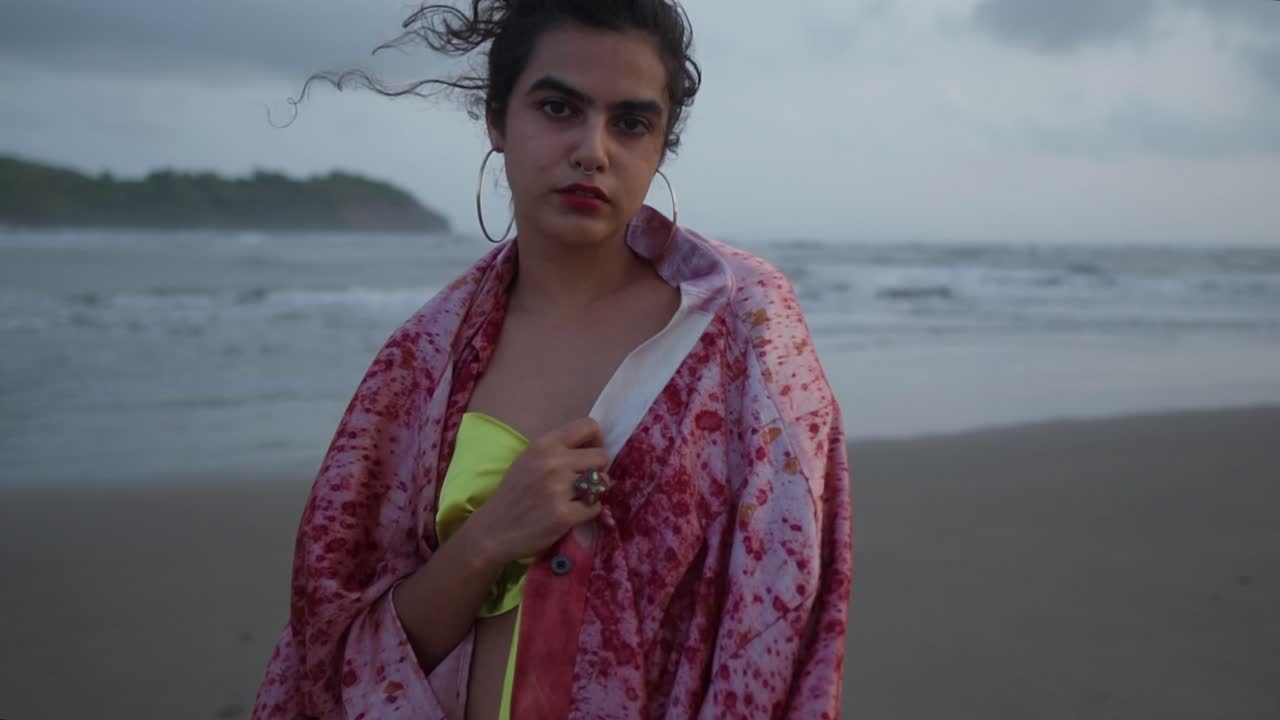 disparo dramático de una mujer mirando fijamente a la cámara