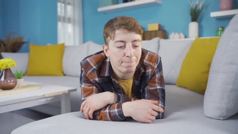 un joven aburrido pensando en casa.