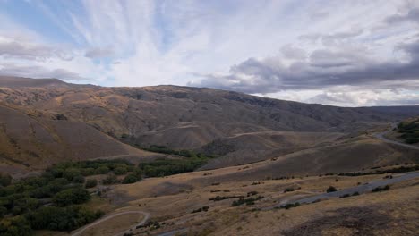 terreno accidentado que rodea el paso alpino de lindis en otago, nueva zelanda