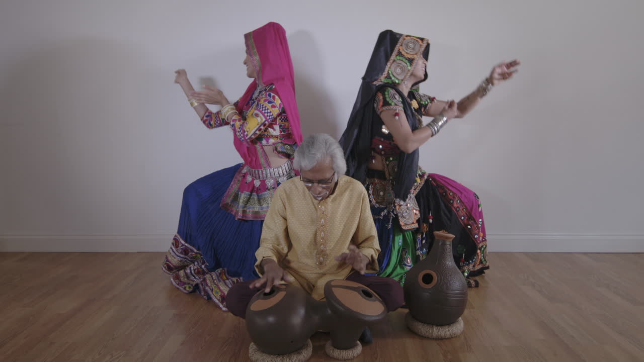 댄서 07과 인도 타악기 음악가