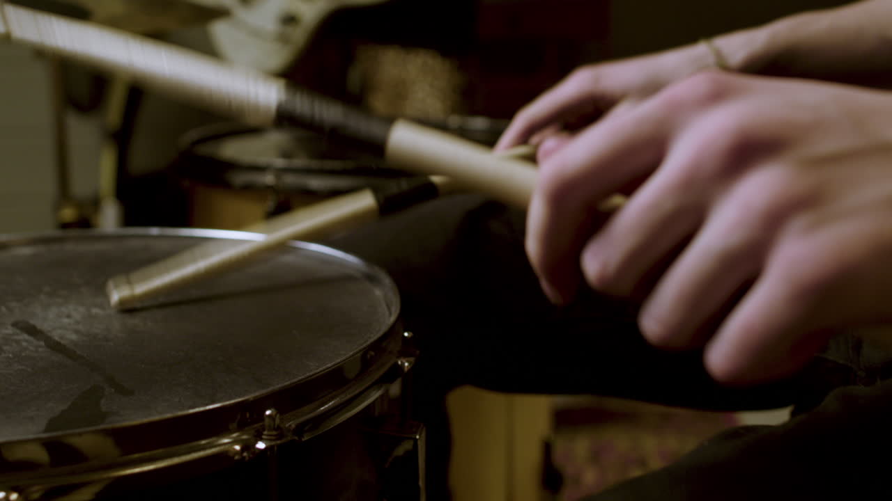 неузнаваемый музыкант в студии