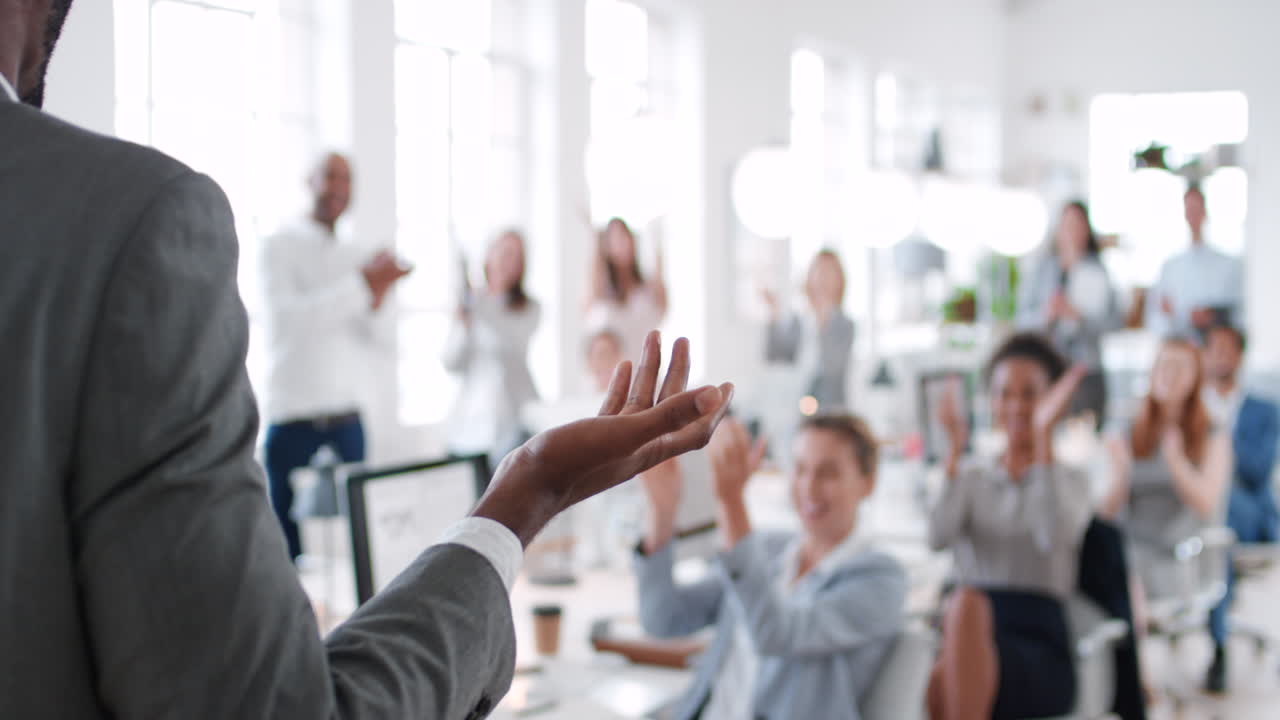 hombre de negocios, manos y presentación de éxito