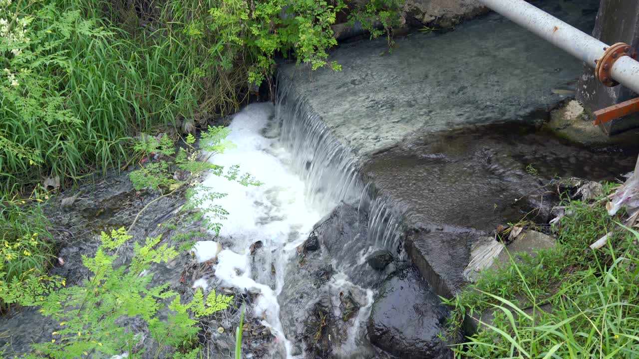 으로, 배수관, 산업 폐수.