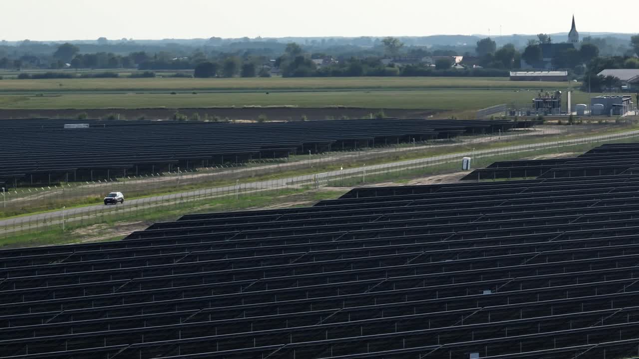 vista panorámica aérea de la gran granja de plantas de la estación base del panel solar en el campo