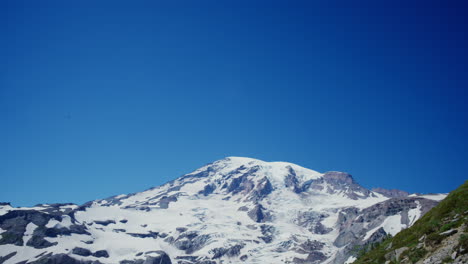 Una-Impresionante-Vista-Brillante-Y-Soleada-De-La-Cima-De-La-Montaña