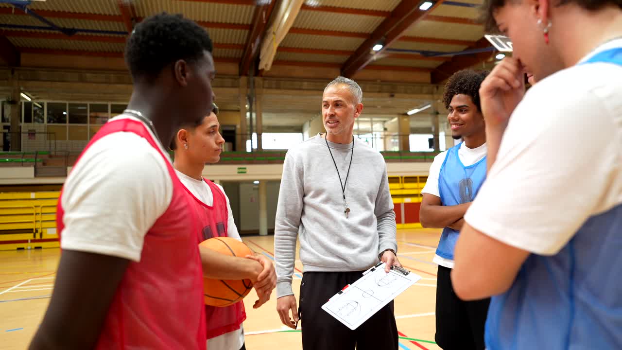 Basketball-Team-Meeting mit Trainer