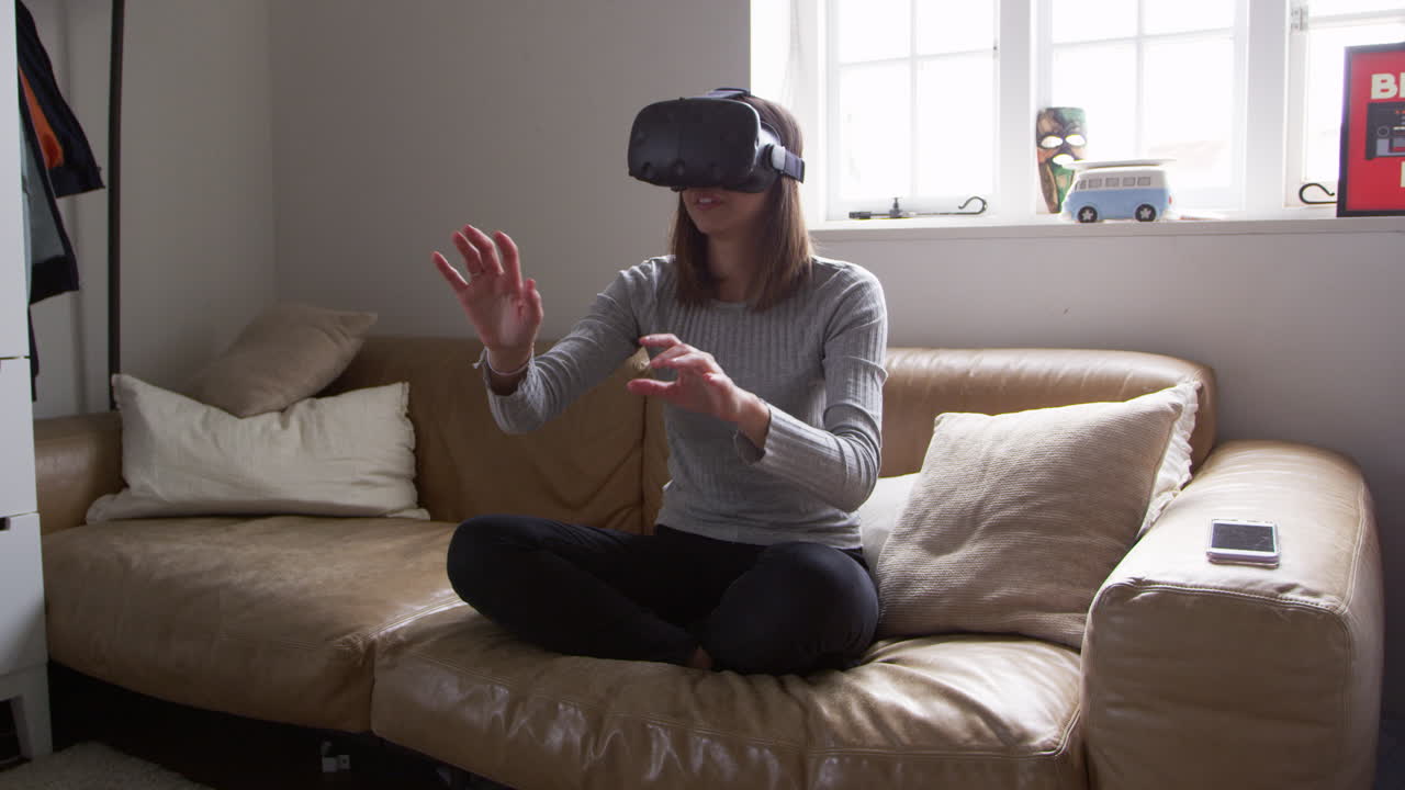 mujer en casa con auriculares de realidad virtual filmada en r3d