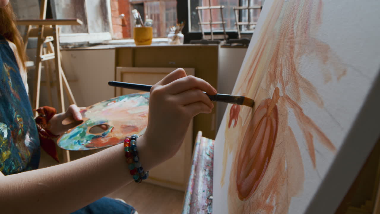 캔버스에 그림을 그리는 예술가