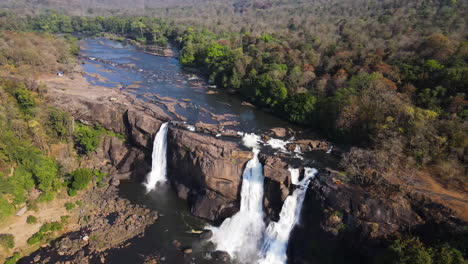 Vista-Aérea-De-Drones-Athirappilly-Cascadas-De-Agua-En-Chalakudy-Taluk-Del-Distrito-De-Thrissur-En-Kerala,-India