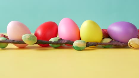 huevos de pascua coloridos en una rama