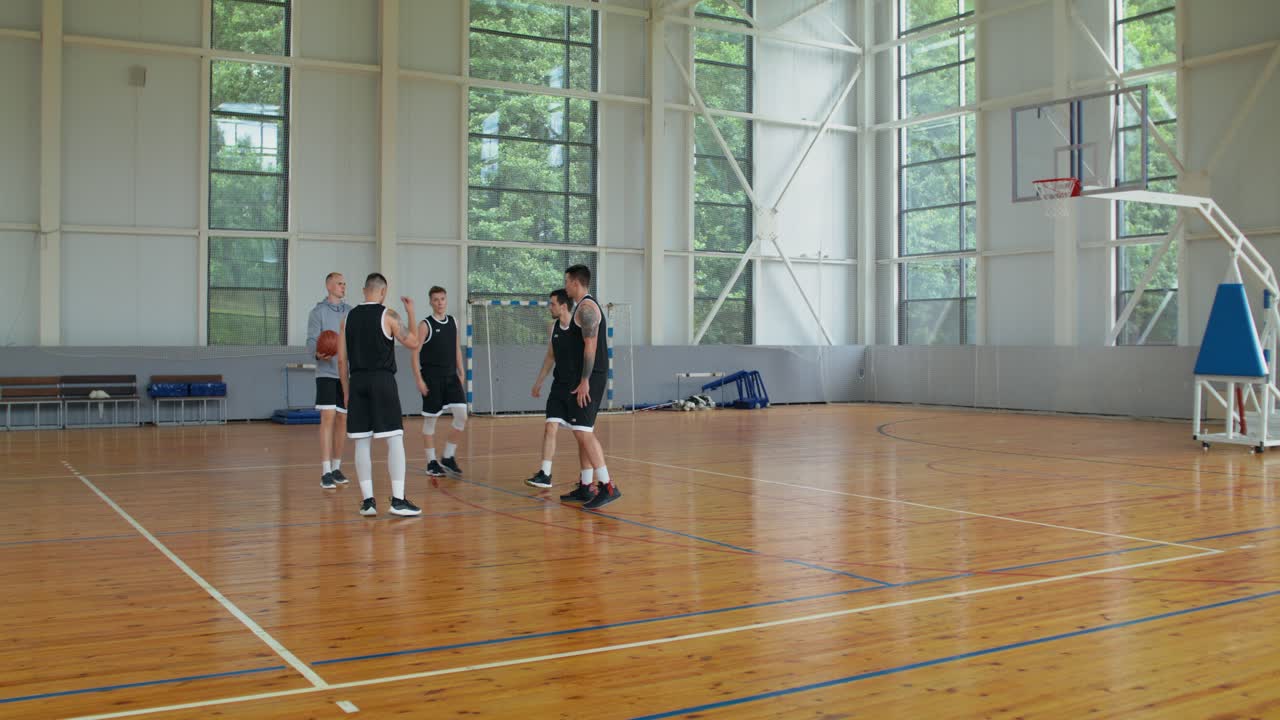 屋内でトレーニングするバスケットボール選手