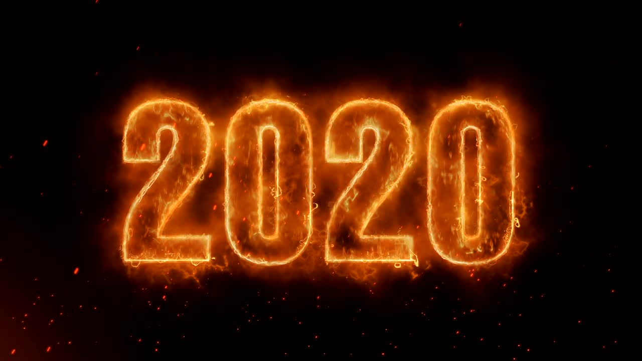 Animazione in loop continuo e senza interruzioni della parola '2020' che brucia intensamente tra fiamme realistiche, scintille e fumo.