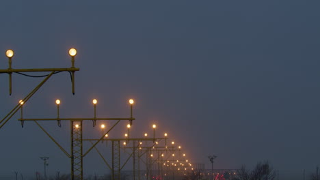 luces de la pista de aterrizaje por la noche
