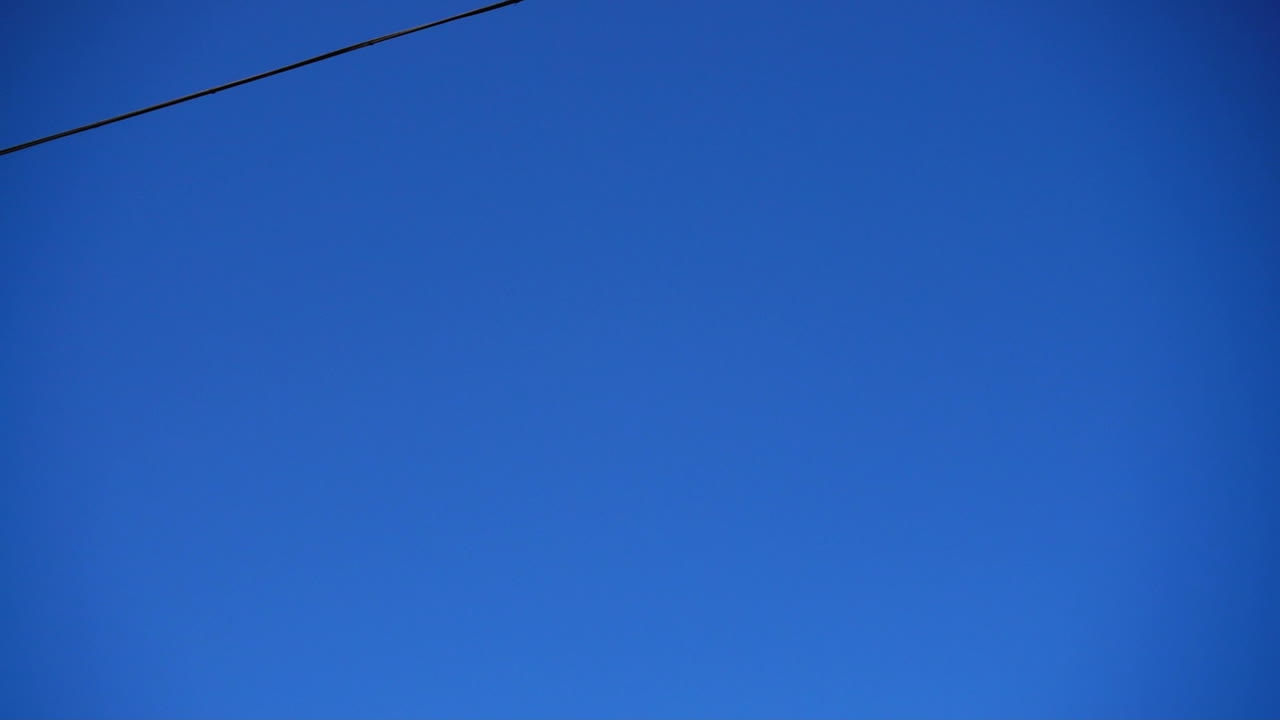Fios sobre a linha férrea. Filmagem em movimento.