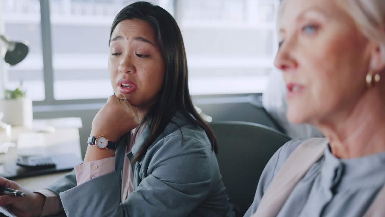 비즈니스, 여성 및 사무실에서의 대화