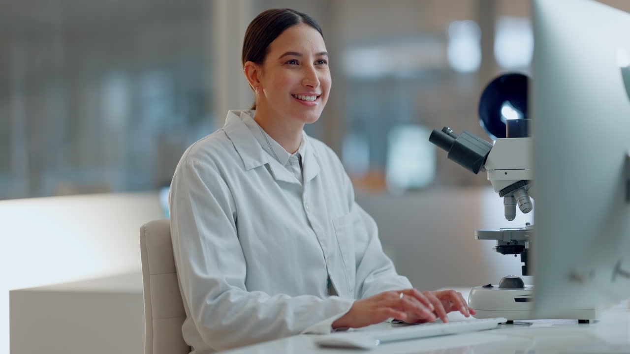 Scienza, ricerca e donna felice con computer
