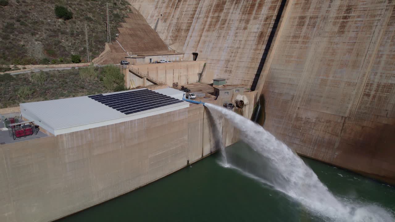 Salida de agua de la pared de la presa. Válvula Howell Bunger en funcionamiento. Salida de agua a presión de la pared de la presa. Agua fluyendo por bombeo en el embalse. Central hidroeléctrica bombeando agua