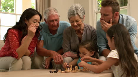 familia multigeneracional jugando al ajedrez