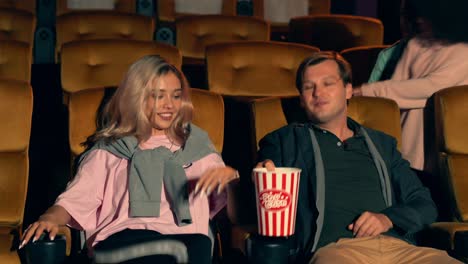 el público caminando hacia sus asientos en el cine.