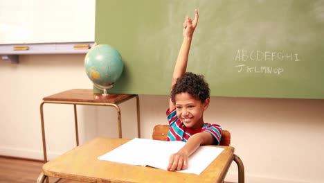 Lindo-Colegial-Levantando-La-Mano-Para-Responder-Una-Pregunta