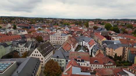 hermosa vista aérea de arriba vuelo ciudad palacio torre weimar ciudad vieja ciudad cultural turingia alemania otoño 23