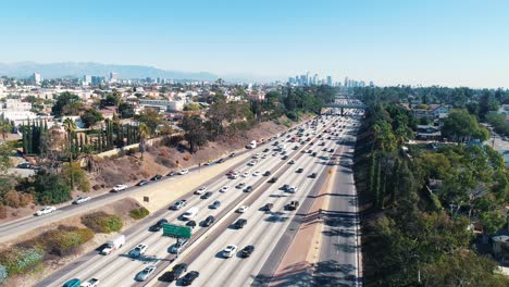 Luftaufnahme-Des-Los-Angeles-Freeway-Verkehrs,-Der-Eine-Kalifornische-Stadtdrohne-Fährt