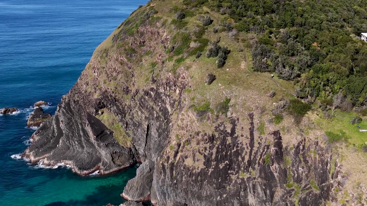 Ujęcie z drona z wysokiej perspektywy przedstawiające skaliste przylądki i czystą, błękitną wodę w Crescent Head w Australii.